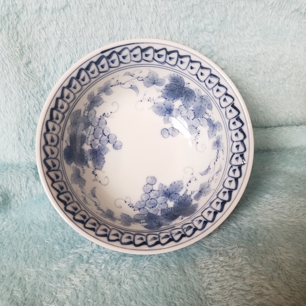 Japanese Blue and White Grape 6' Rice Bowl 6701